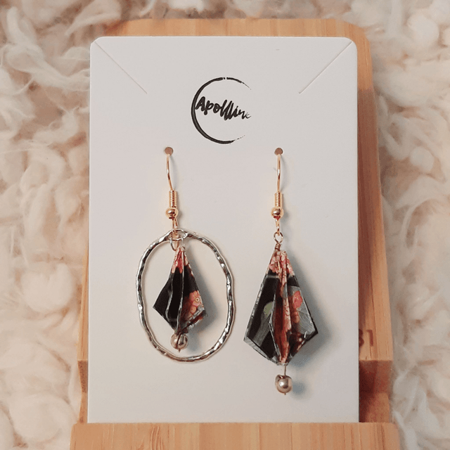 LES DIFFÉRENTES – boucles d'oreilles asymétriques en origami