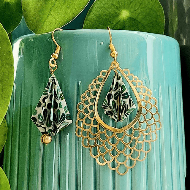 • LES DIFFÉRENTES – boucles d'oreilles asymétriques en origami