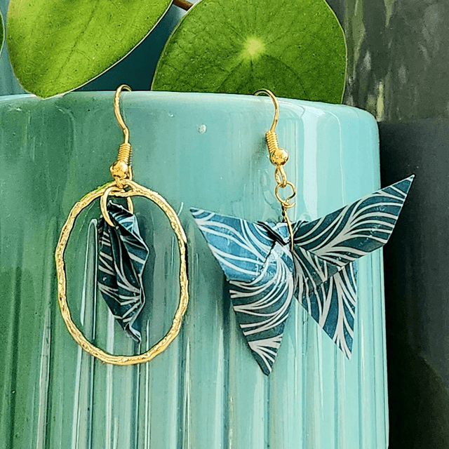 • LES DIFFÉRENTES – boucles d'oreilles asymétriques en origami