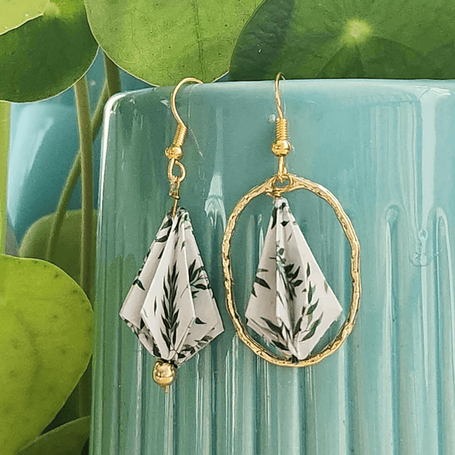 • LES DIFFÉRENTES – boucles d'oreilles asymétriques en origami