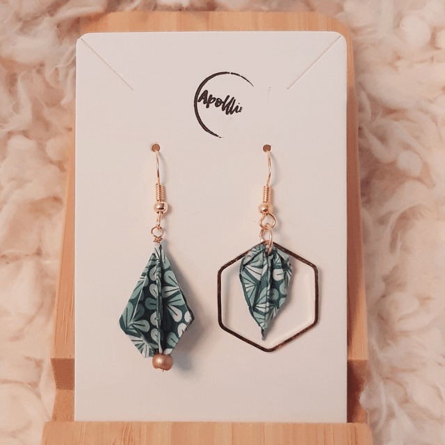 LES DIFFÉRENTES – boucles d'oreilles asymétriques en origami