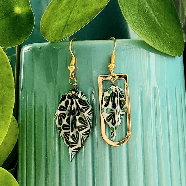 • LES DIFFÉRENTES – boucles d'oreilles asymétriques en origami