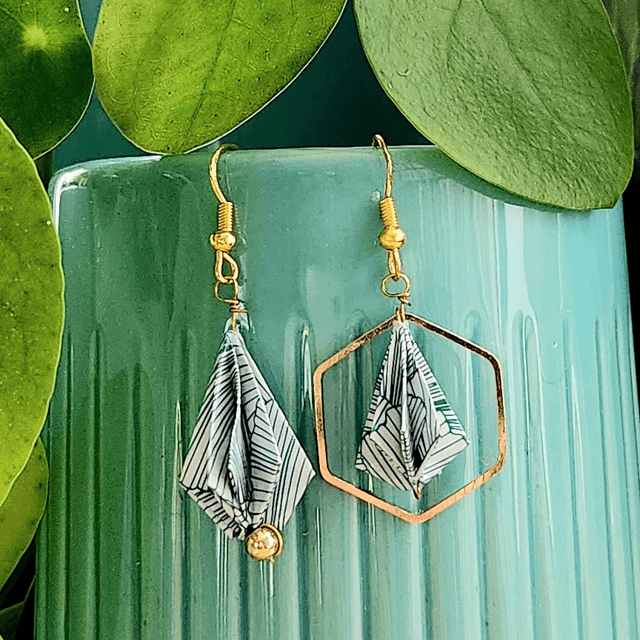 • LES DIFFÉRENTES – boucles d'oreilles asymétriques en origami