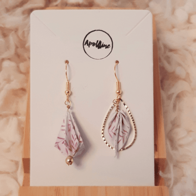 LES DIFFÉRENTES – boucles d&#039;oreilles asymétriques en origami