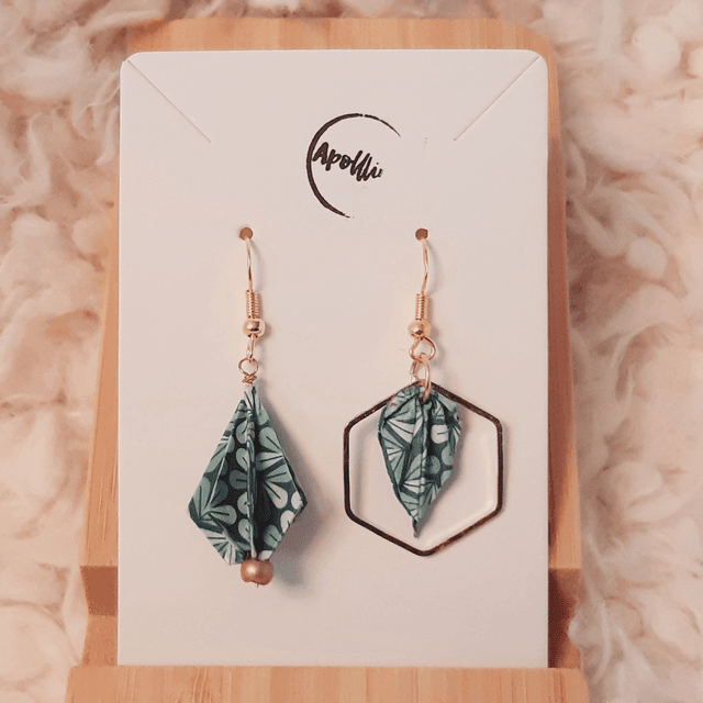 LES DIFFÉRENTES – boucles d&#039;oreilles asymétriques en origami